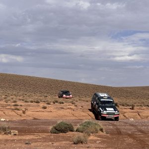 photo de 4x4 roulant dans le désert
