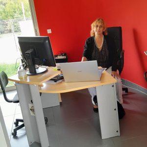 photo de carole de concept media services derrière un bureau avec un ordinateur