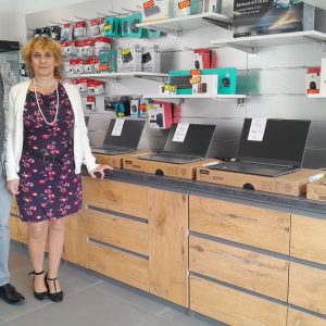 photo avec dominuqe bournazel et carole de concept media services avec un comptoir sur lesquelles il y a des ordinateurs portables