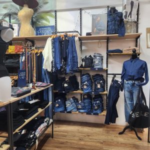portant de jeans de Belisim à Bollène