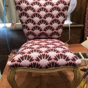 chaise ancienne en bois tapisser avec du tissus à motifs violet