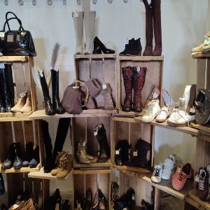 photo d'étagère de chaussures de la boutique fée de l'auccaz à Bollène