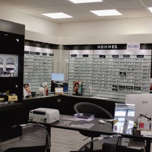 bureau et présentoir de monture de lunettes hommes de Bozec opticien à Bollène