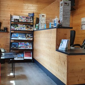 comptoir avec des magazines, ID Automobile à Bollène