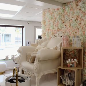 fauteuil de décoration avec des produits cosmetique de Bellezza Di à Bollène