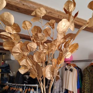 photo de décoration feuilles doré, boutique fée de l'auccaz Bollène
