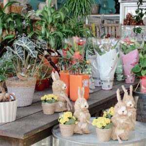 Décoration de paques avec des lapins, au palais des fleurs à Bollène