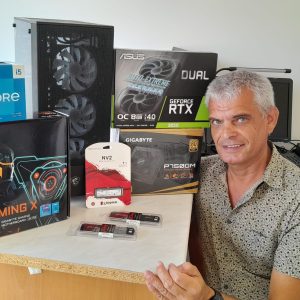 photo de dominique bournazel de concept media service avec des boites de composants d'ordinateur
