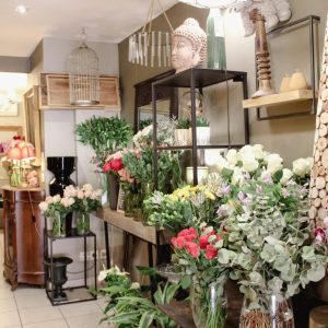 Étagère avec bouquets de fleurs, atelier 5ème saison à Bollène