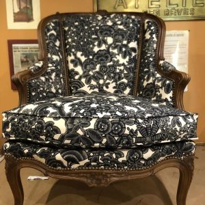 fauteuil ancien en bois tapisser avec du tissus à motif noir