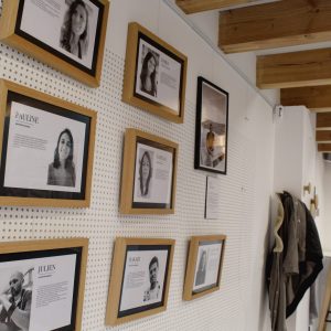 mur avec des cadres photos ecoarchi à Bollène