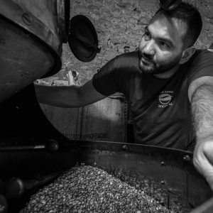 Photo de grains de cafés torréfier et Nicolas Avon des Cafés Nicolas à Bollène