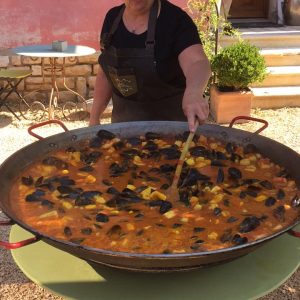 Photo de Valérie Boeuf qui prépare une paëlla, val des saveurs à Bollène