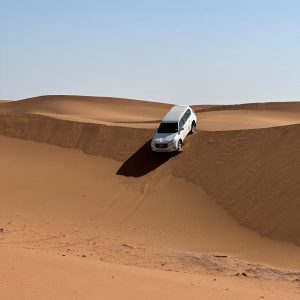 4x4 blanc qui roule dans le desert PDO Bollène