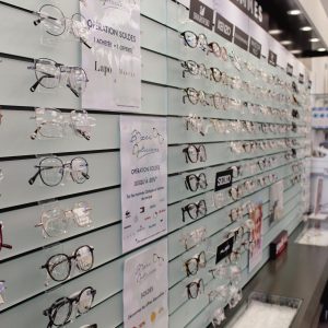 présentoir de monture de lunettes de Bozec opticien à Bollène