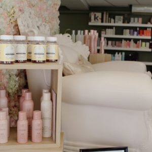 fauteuil de décoration avec des produits cosmetique de Bellezza Di à Bollène