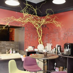 salle avec tables du comptoirs des café à Bollène