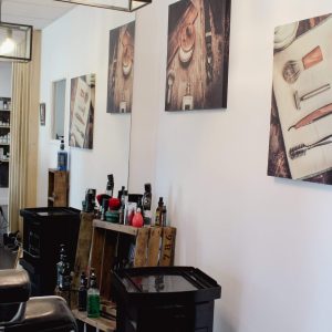 mur blanc avec des tableau d'outils de coiffure