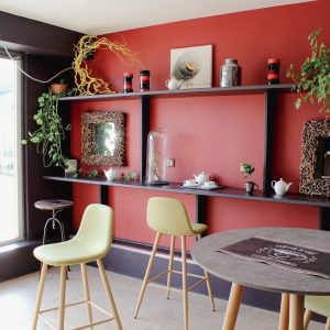salle avec tables du comptoirs des café à Bollène