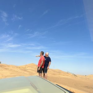 photo de deux personnes dans un désert