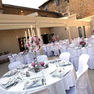 décoration tables rondes de mariage, Château de Gourdon à Bollène