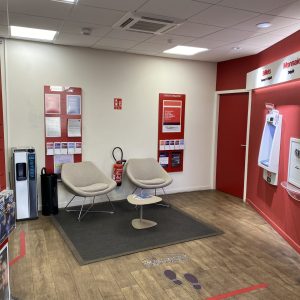 salle d'accueil avec distributeur Société Générale à Bollène