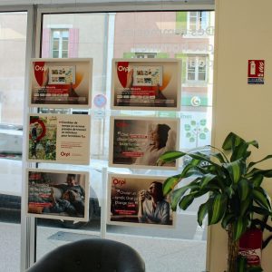 vitrine avec affiches Orpi à Bollène
