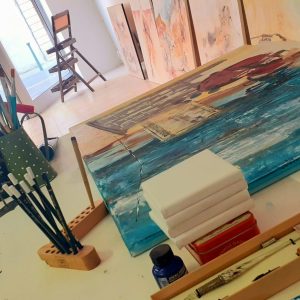 table avec toile de peinture et pinceaux Balzano Art Création Bollène