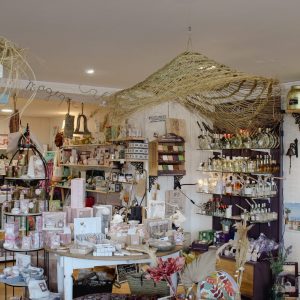 Intérieur de la boutique rose boudoir à Bollène