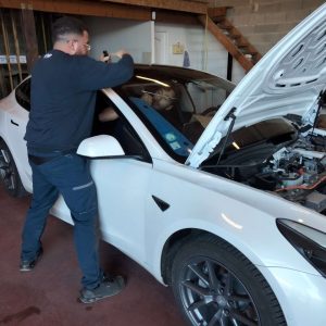 Changement de pare-brise de tesla, France Pare-Brise Bollène