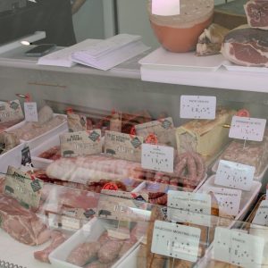 comptoir vitrine charcuterie Xavier boucherie à Bollène
