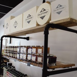 Étagère confiture, vins, bières artisanales, la cave du fromager à Bollène