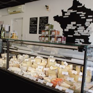 comptoir vitrine fromages, la cave du fromager à Bollène