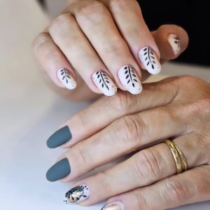 Nails art gris et blanc motif de feuilles, L'écrin de soi à Bollène