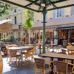 Photo de la devanture et la terrasse de Révélations à Bollène