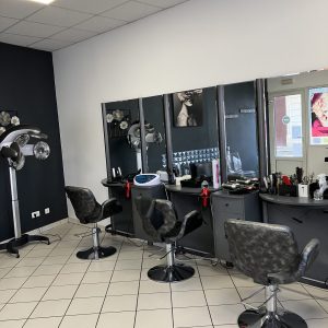 Fauteuil et miroir, coin coiffure Magali et Jean-pierre Coiffure Bollène