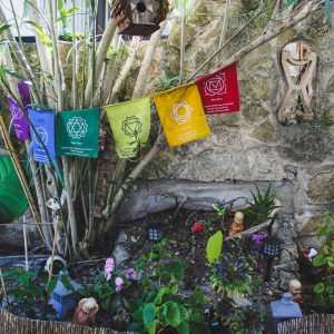jardin décoré avec banderoles chakras colorés, Sylvie Boin à Bollène