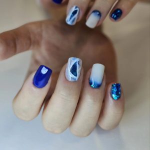 Nails art bleu et blanc, L'écrin de soi à Bollène