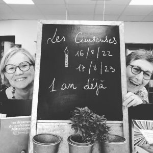 photo de Muriel Sempe et Isabelle Blachere avec un tableau 1an Les Causeuses à Bollène