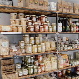 étagère bocaux de produits loacaux Xavier boucherie bollène