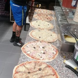 Jean-Paul Fuentes réalisant des pizzas, Sur le Pouce à Bollène