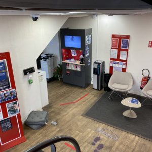salle d'accueil avec distributeur Société Générale à Bollène