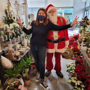 photo de Sandrine Eres dans sa boutique E'fleurement à Bollène avec le père Noël