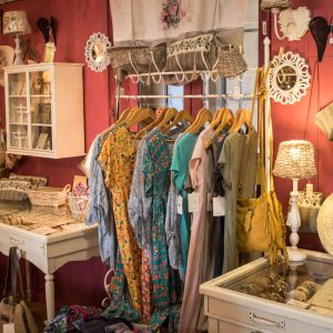 Vêtements et décoration d'interieur, rose boudoir à Bollène