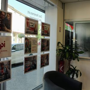 vitrine avec affiches Orpi à Bollène