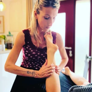 Photo de Delphine Coppin pratiquant un massage sur une jambe