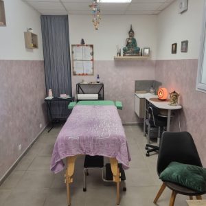 salle avec table de massage