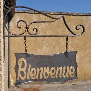 Enseigne exterieur en fer forgé écrit "Bienvenue", réalisé par Guillaume Chauvin à Bollène