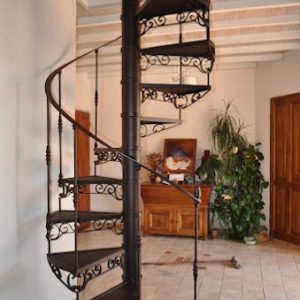 Escalier en colimaçon en fer forgé, réalisé par Guilmlaume CHauvin à Bollène