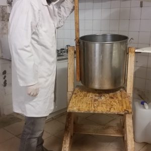 phot d'un homme avec une marmite pour concevoir des produits cosmetiques de Serto Cosmetiques Bollène